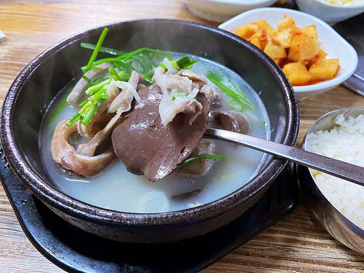 생생정보 돼지 순대 피순대 섞어 내장 국밥 맛집