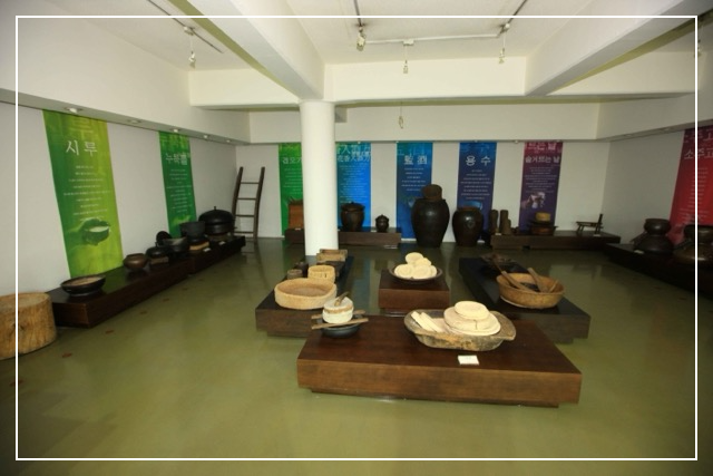 산사원 전시실 내부 이미지