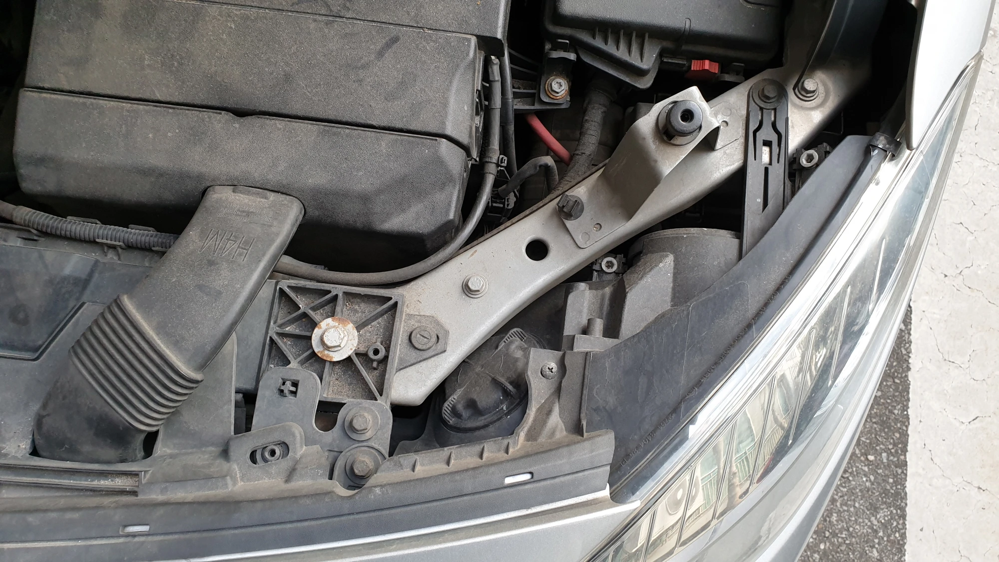 헤드라이트 고정 볼트 위치