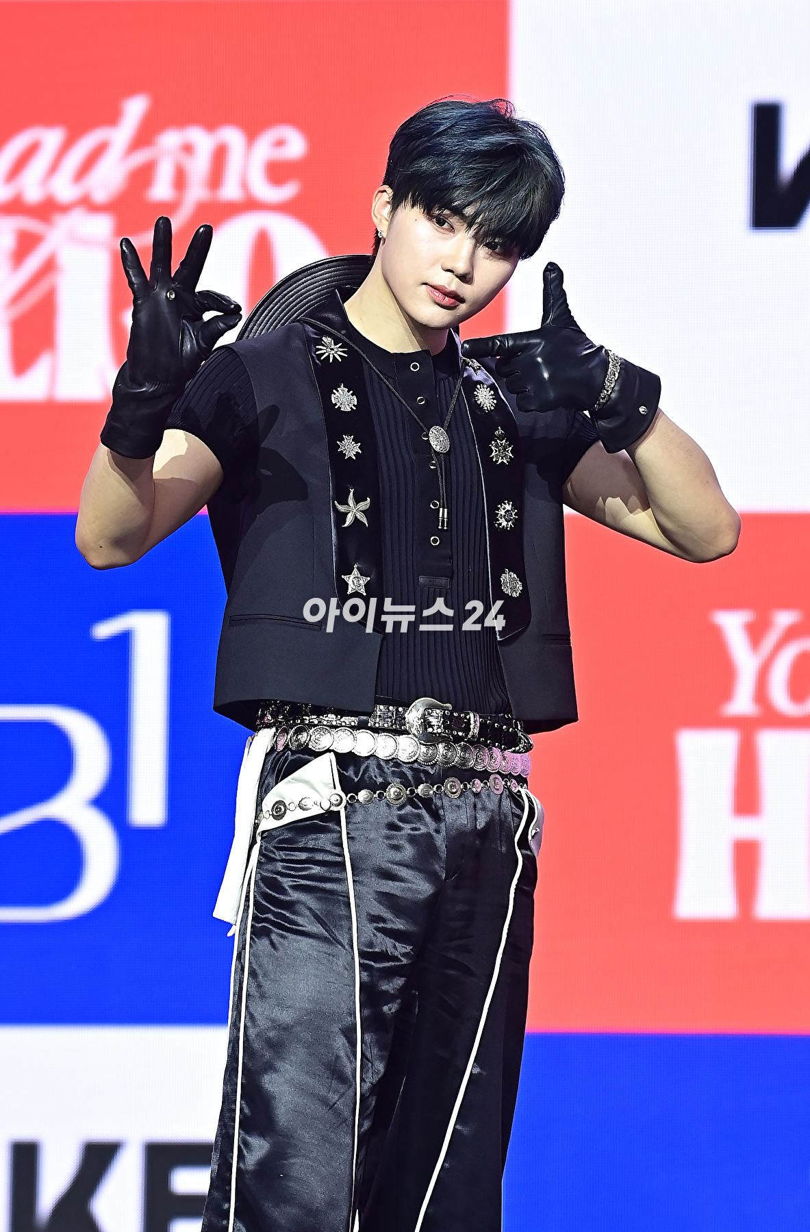 그룹 제로베이스원(ZEROBASEONE) 박건욱이 13일 오후 서울 용산구 블루스퀘어에서 열린 미니 3집 'You had me at HELLO' 발매 기념 쇼케이스에서 포토타임을 갖고 있다. [사진=곽영래 기자]