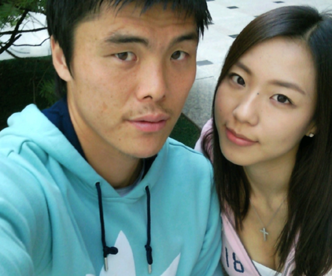 다정하게 포즈를 취한 부부 사진