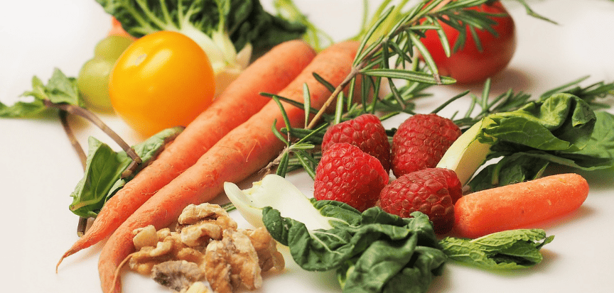 여러 종류의 과일과 채소가 쌓여 있다