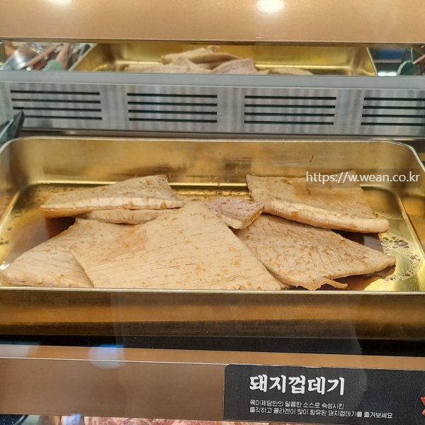 돼지껍데기가 진열되어 있어요.