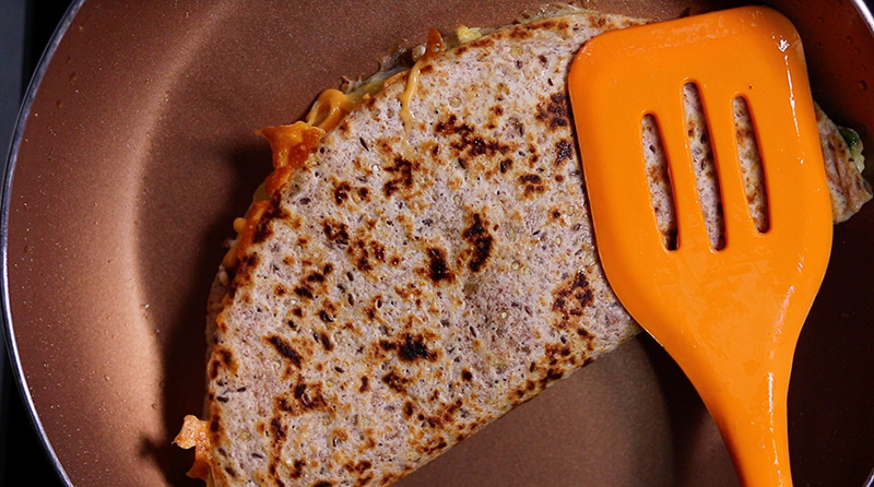 팬에서 노릇하게 구운 퀘사디아