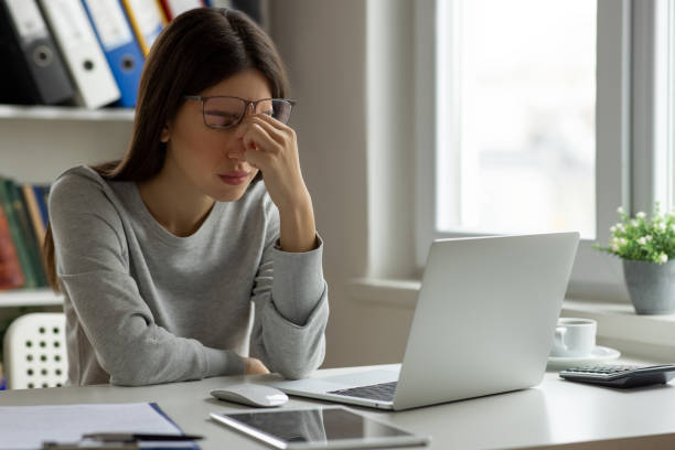 수익이 나지 않아 고민하는 블로거의 모습