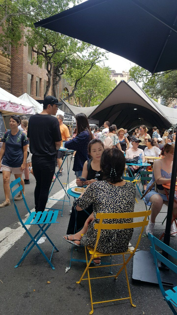 록스 마켓과 길거리 연주가 열리는 록스의 주말 마켓