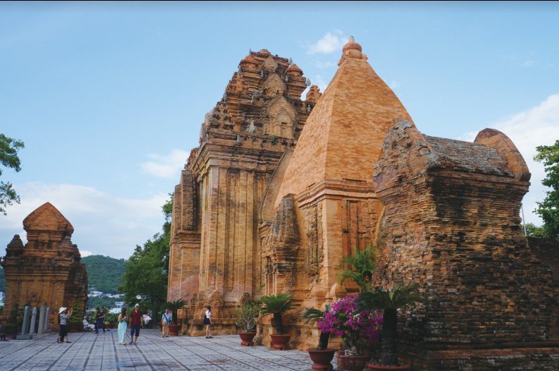 포 나가르 참 탐, 포나가르사원