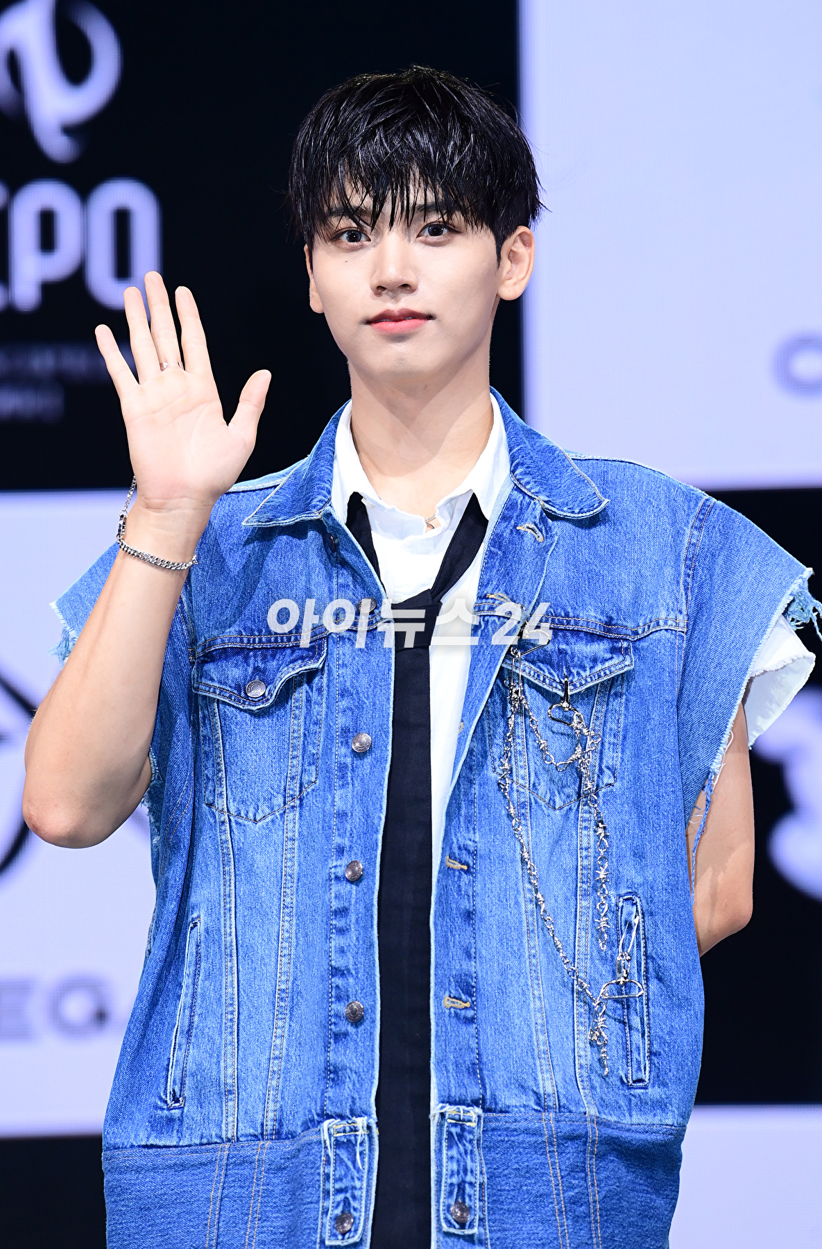 그룹 오메가엑스 혁이 7일 오후 서울 광진구 예스24라이브홀에서 열린 오메가엑스(OMEGA X) 세 번째 미니앨범 'iykyk(if you know, you know)'(이프 유 노, 유 노) 발매 기념 쇼케이스에서 포토타임을 갖고 있다. [사진=정소희 기자]