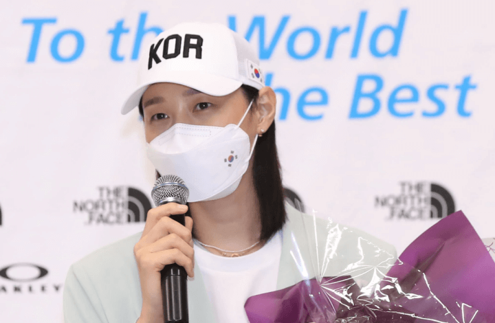 마이크-김연경선수-인터뷰-사진