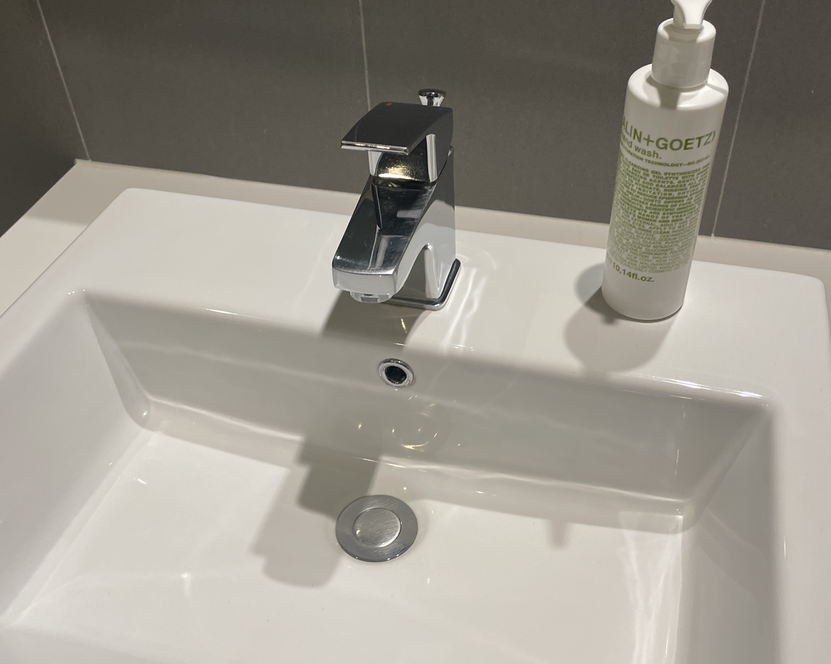 욕실 세면대 모습.