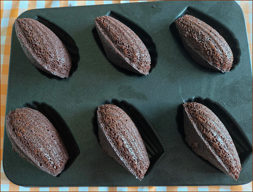 굽기가 완료된 초콜릿 마들렌의 모습 이미지