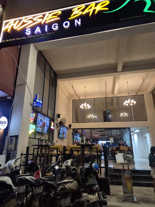 호치민 SEAR Steakhouse 건물 1층