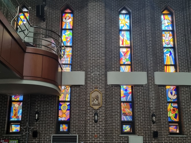 서울 금호동성당 십자가의 길, 스테인드글라스 사진입니다.