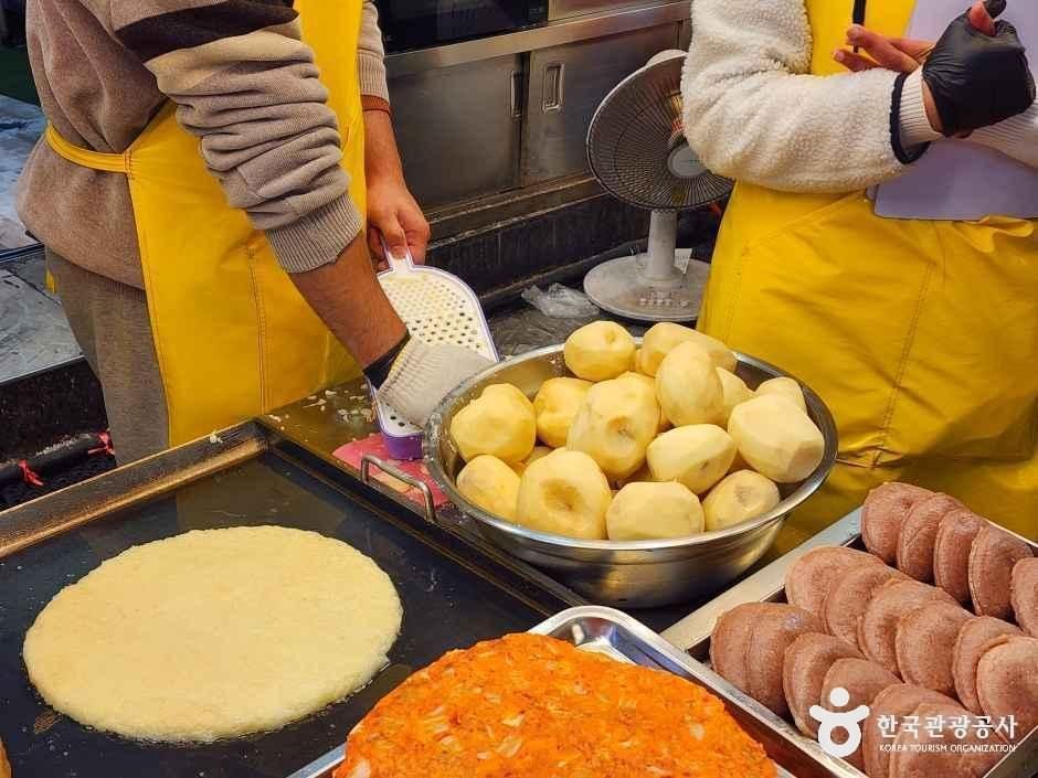 속초 시장 감자전 부치는 모습