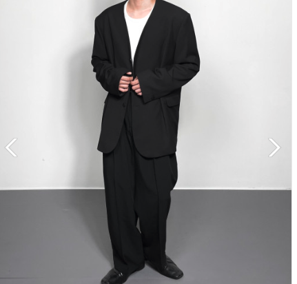 화이트 컬러 이너에 블랙컬러 대디핏 블레이저 셋업을 매치한 남성의 모습이다.