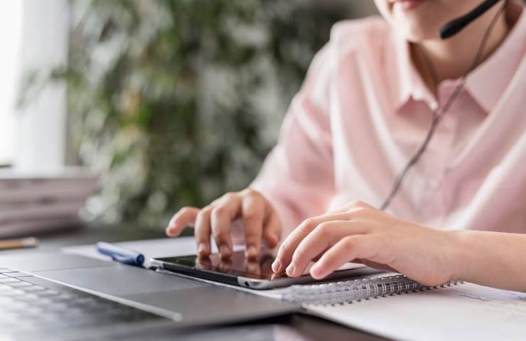 스마트폰을 만지는 상담원