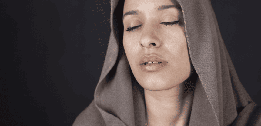 눈을 살며시 감고 있는 여자