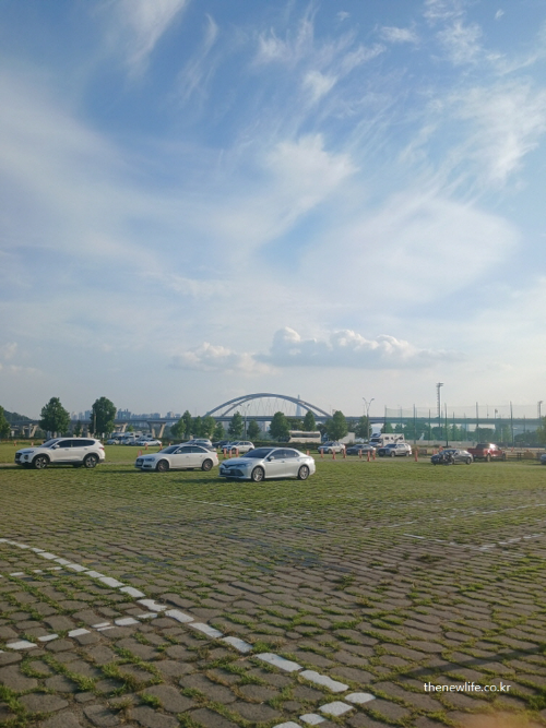 구리 한강시민공원 주차장과 구리 암사대교 전경