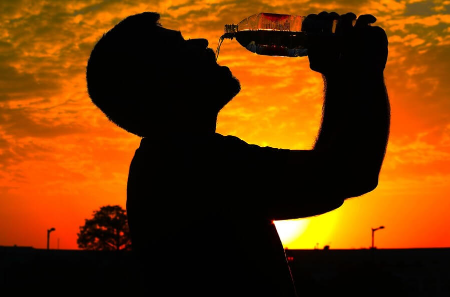 갈증으로 인해 물을 마시는 남성