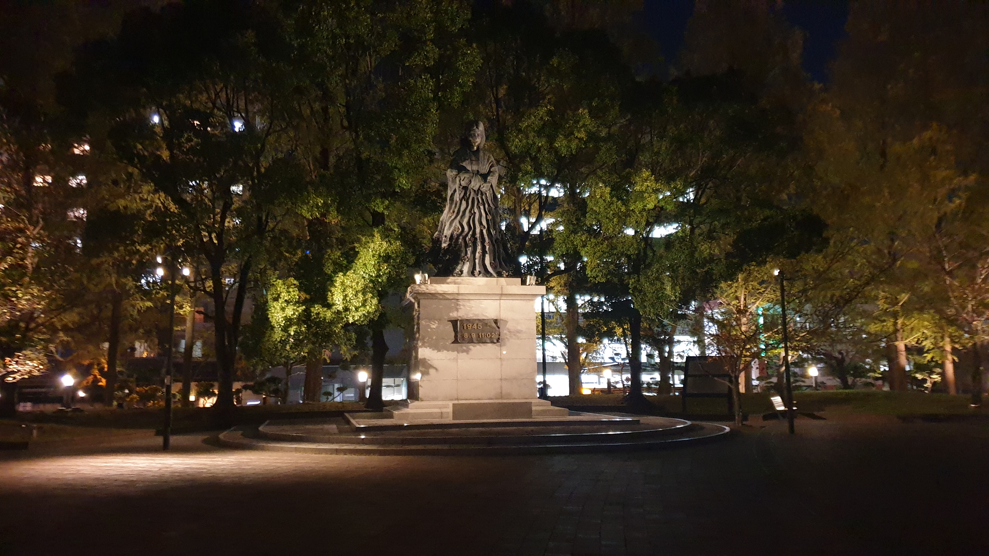 원폭낙하 중심지 동상