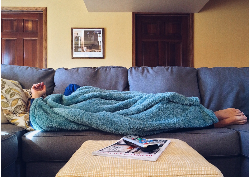 소파와 카펫의 냄새 제거하는 팁