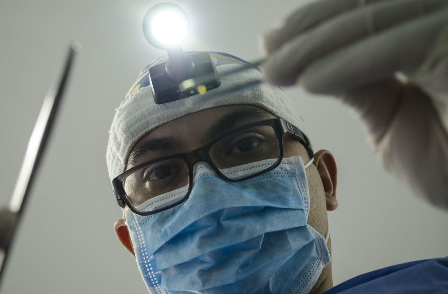 사랑니 발치_관리 가글방법등_치과의사 이미지