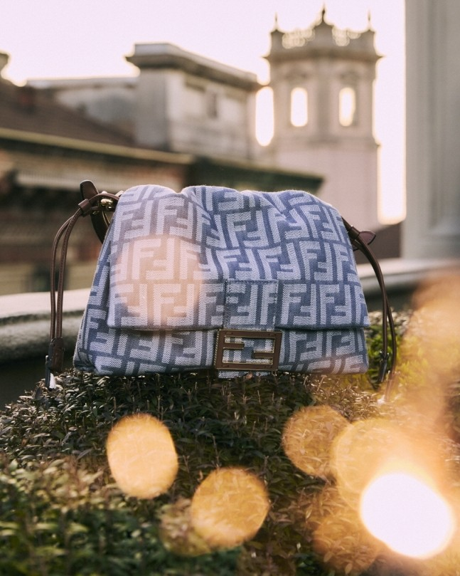 반다나 플로럴 패턴의 미니 바게트 백