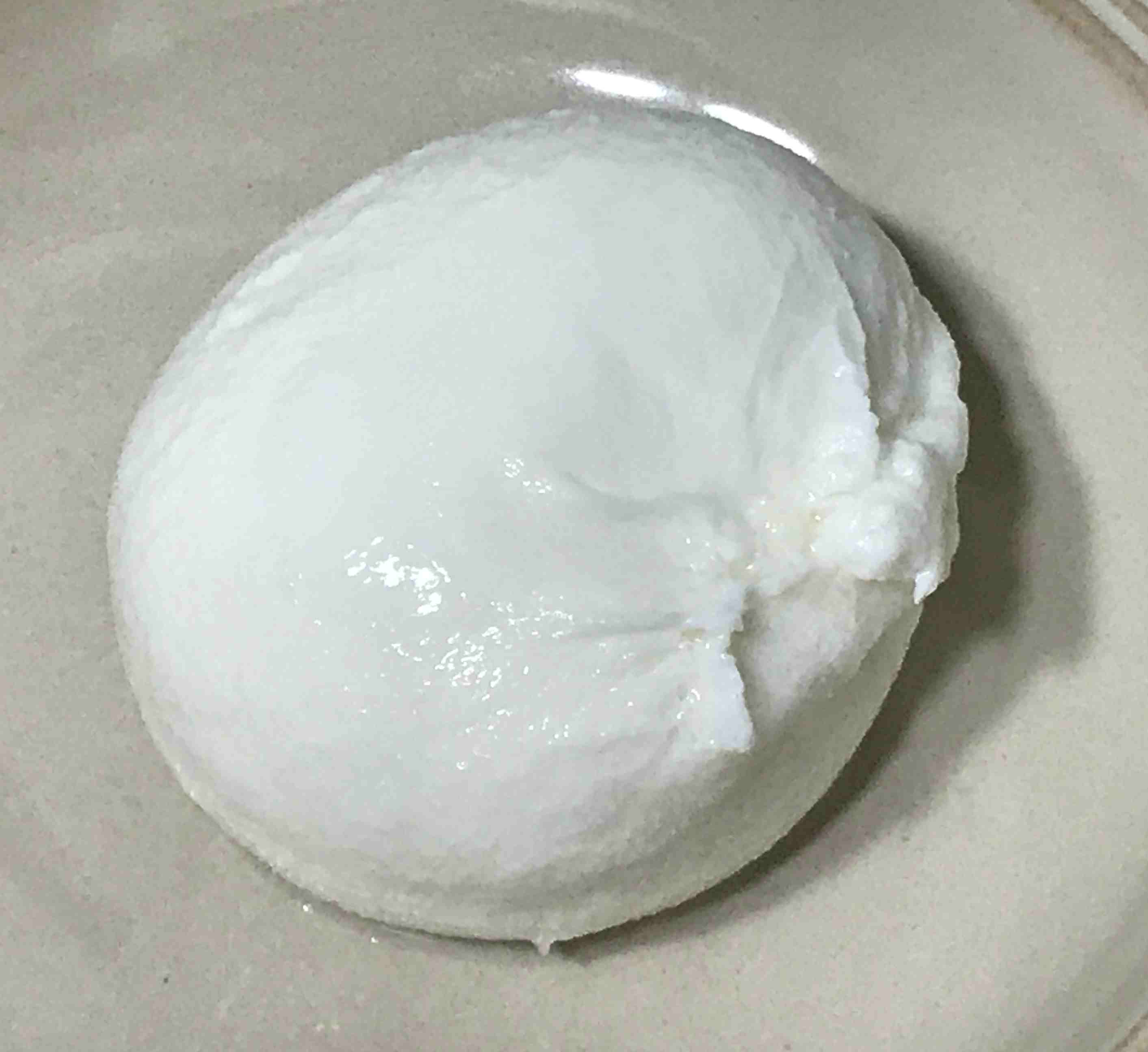 녹은 부라타 치즈 덩어리