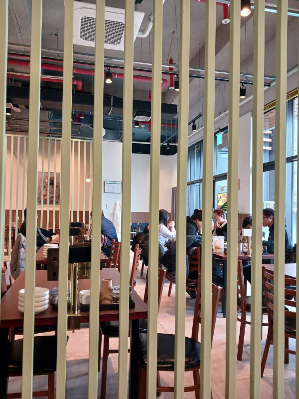 중화가정 식사하는 손님들