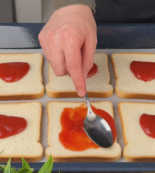 식빵 한 면에 케첩을 바르고