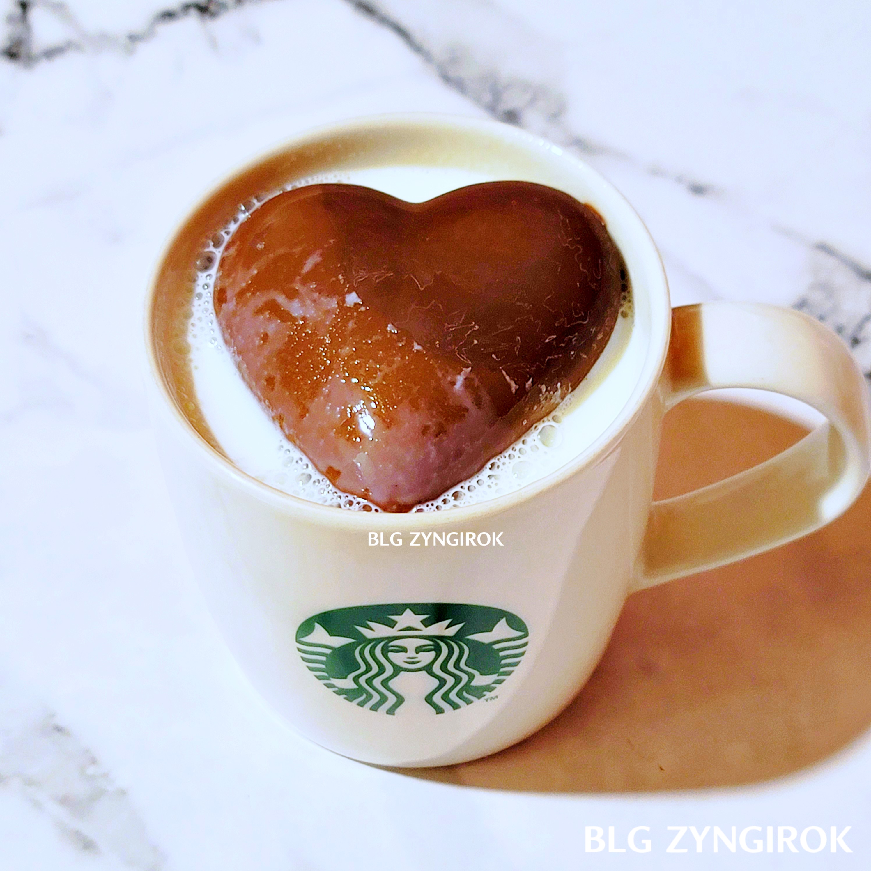 노브랜드 하트코코아밤를 우유에 떠있는 모습이다.