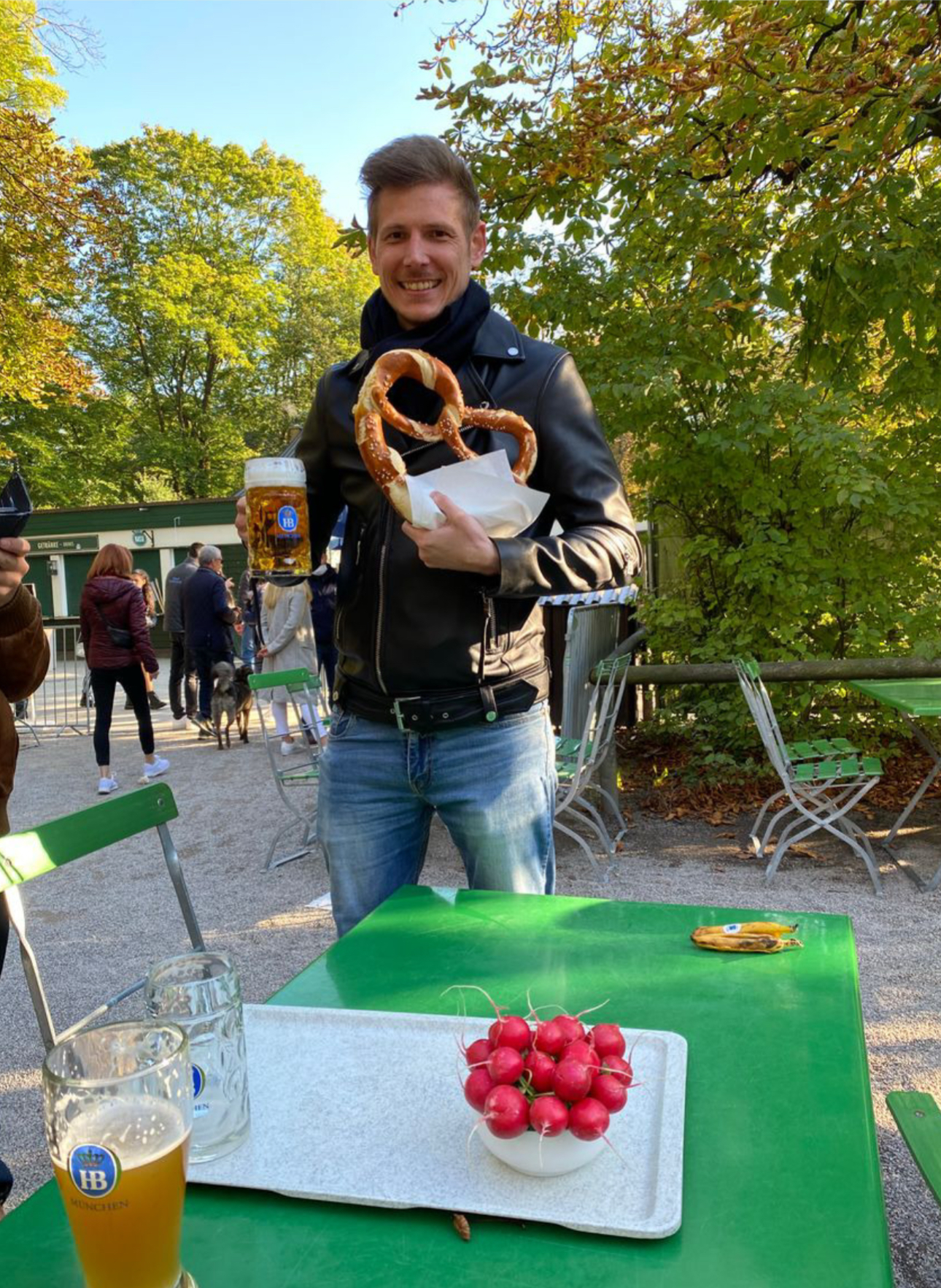 뮌헨에서 프레첼을 들고 있는 딸아이 직장 동료