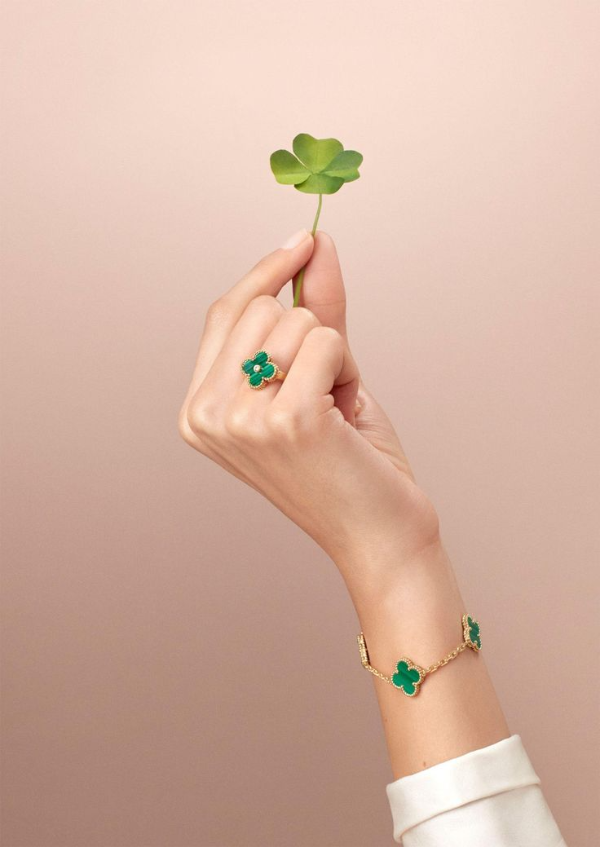 사주 오행 중 토(土)의 기운을 담은 반클리프 아펠 네 잎 클로버 주얼리