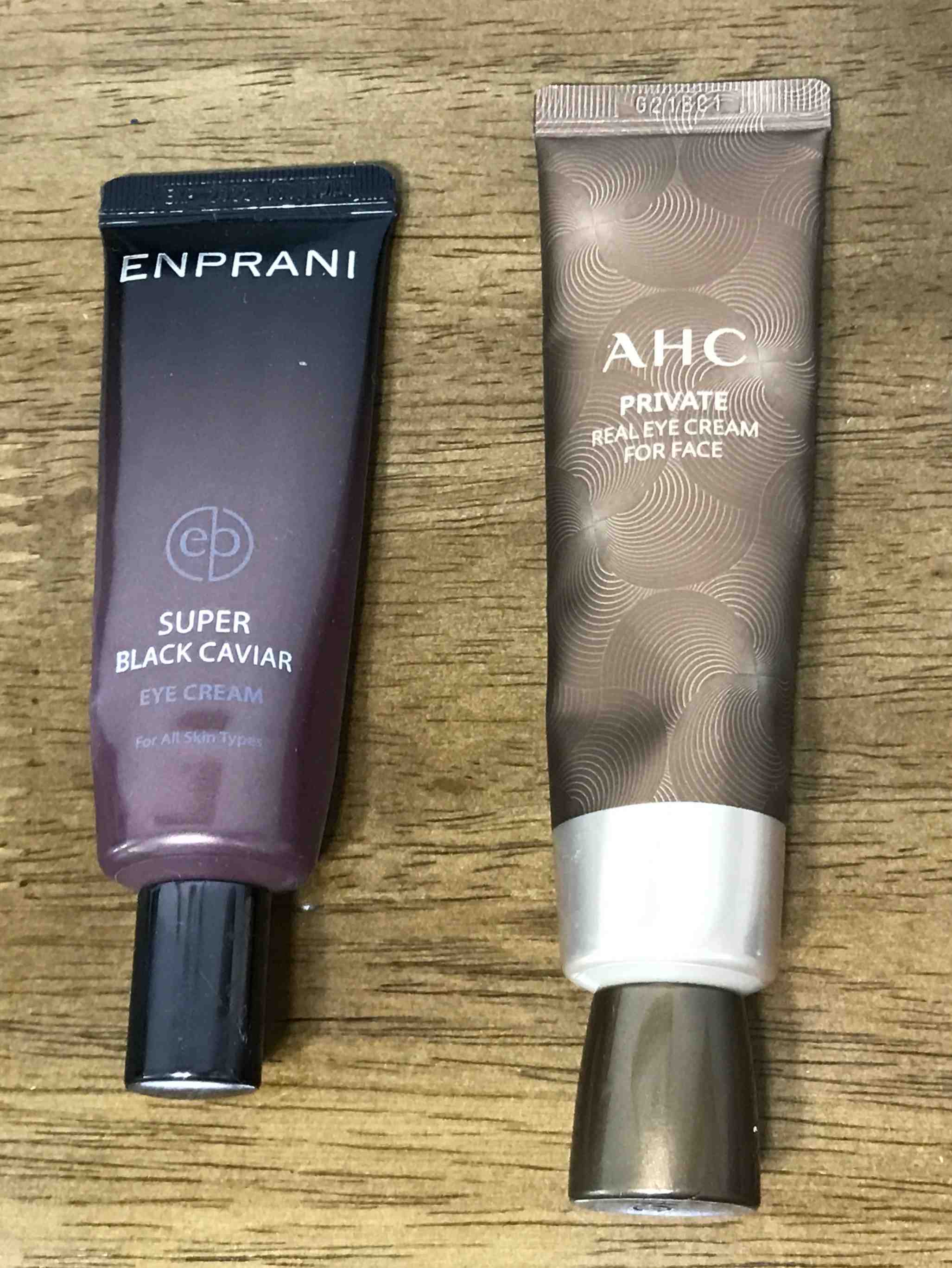 아이크림 2종류 용기를 나란히 놓아둔 모습