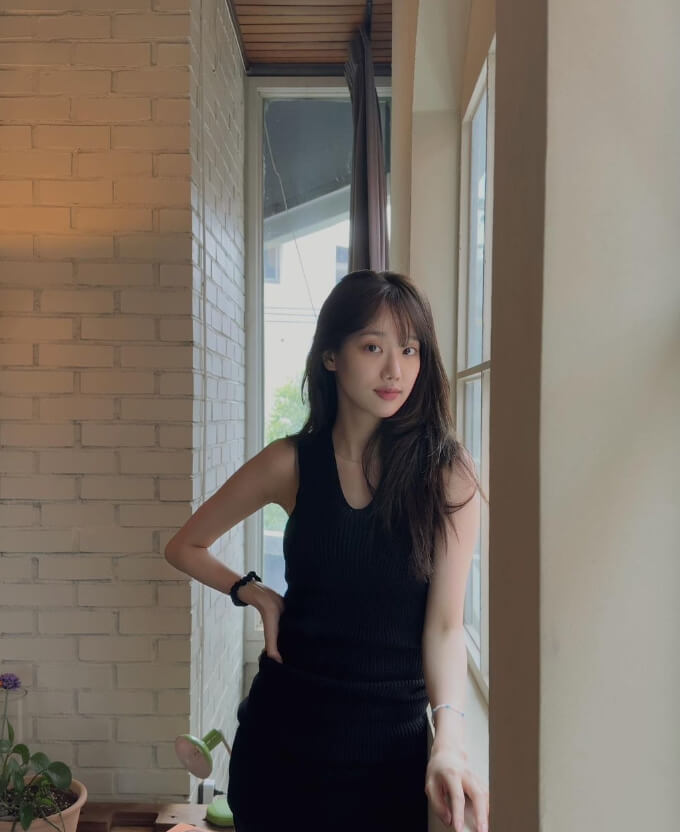 검정색옷을입은-긴머리여성의모습
