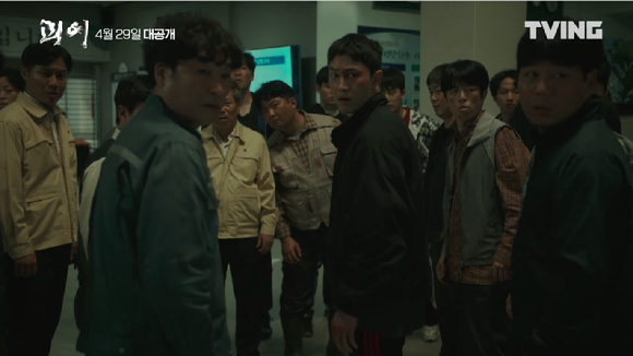 주민들이 두려움에 떨며 카메라를 응시하고 있다