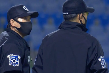 피처보크 상의하는 심판진