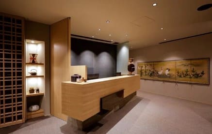 로비의 안내 데스크가 나무로 되어 있다.