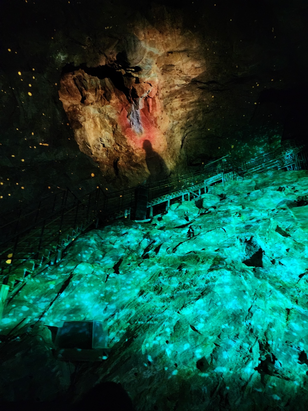 미디어아트공연이 진행되는중인 동굴