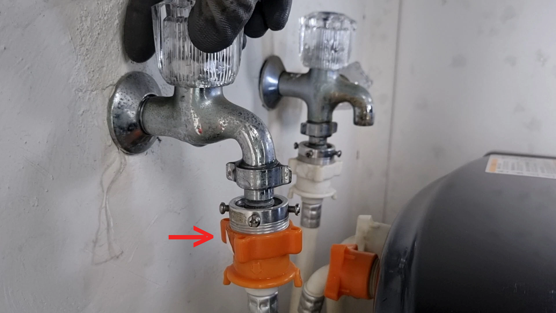 수도 밸브 여는 모습