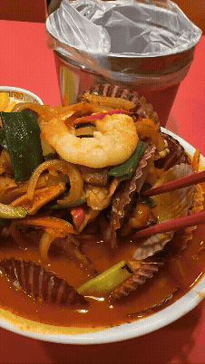 김포 구래동 짬뽕 맛집 띠디 짬뽕 비주얼. 해물이 산처럼 쌓여있다.