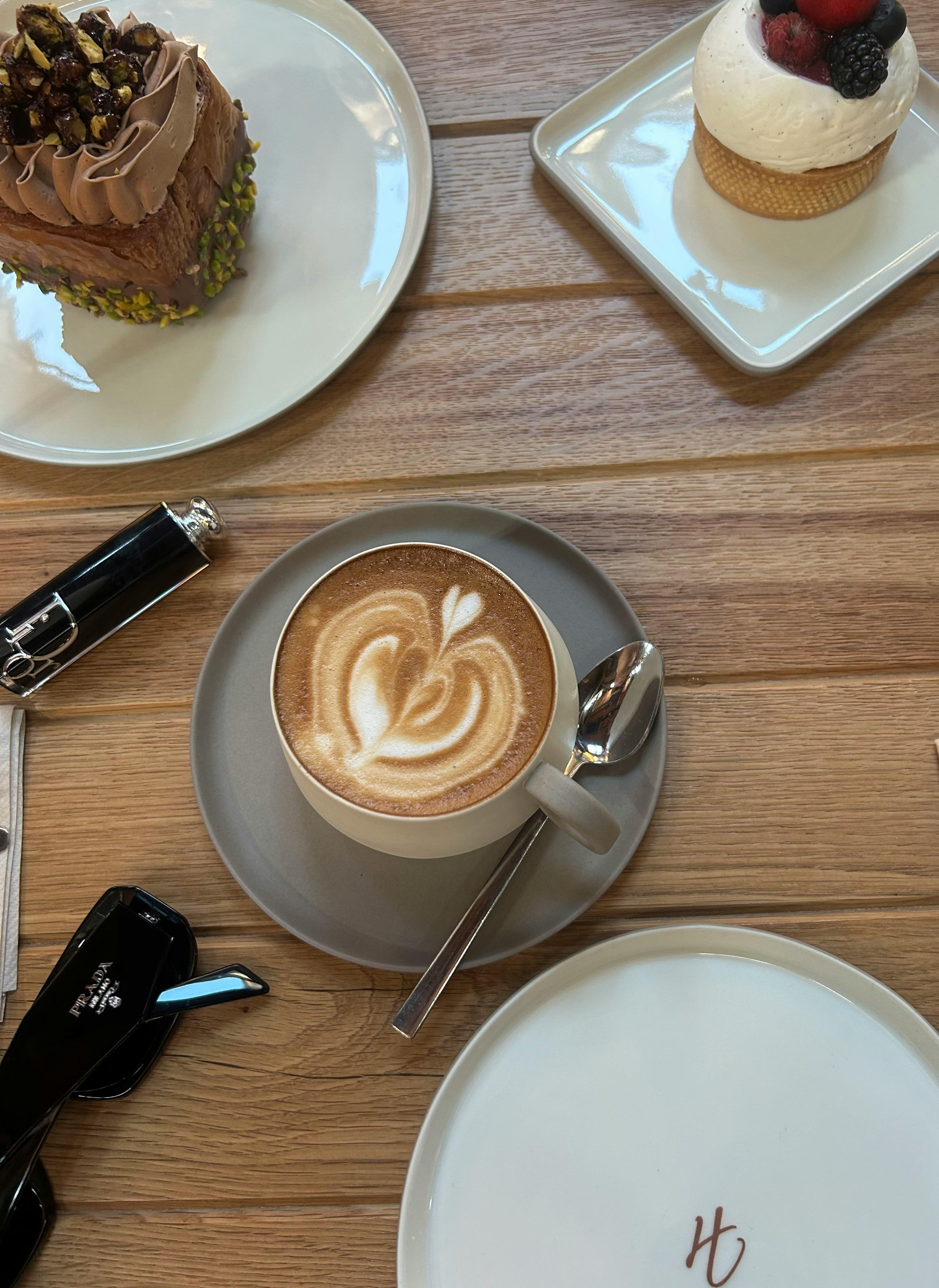 커피와 커피를 이용한 베이킹을 보여주는 이미지