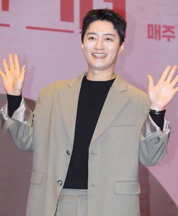 인교진 최근 드라마 행사에서 웃고 있는 모습