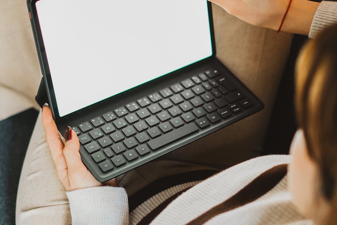 태블릿으로 챗GPT 실행 준비 중인 사용자&amp;#44; 키보드 입력 준비 상태