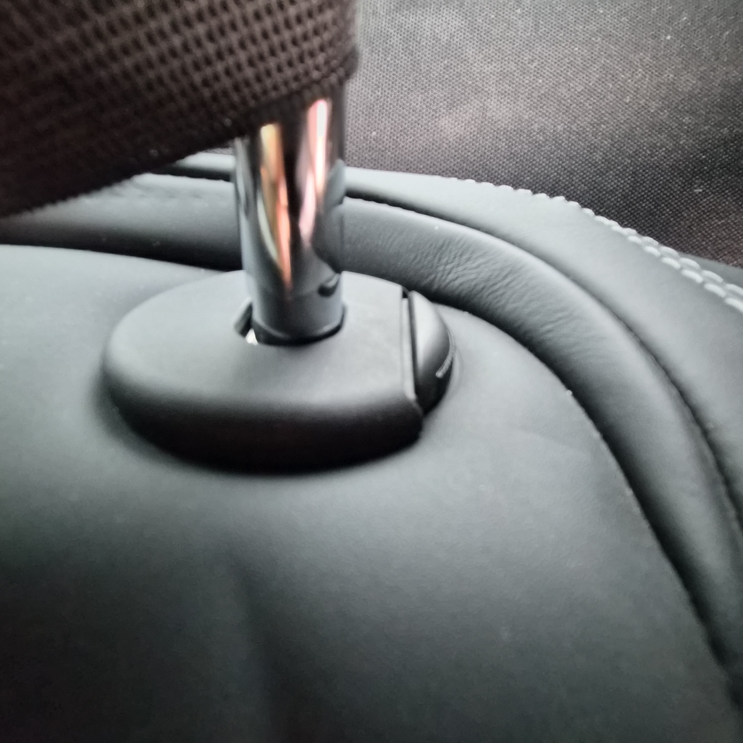 매트 상단 고정 밴드를 연결하는 헤드레스트부분