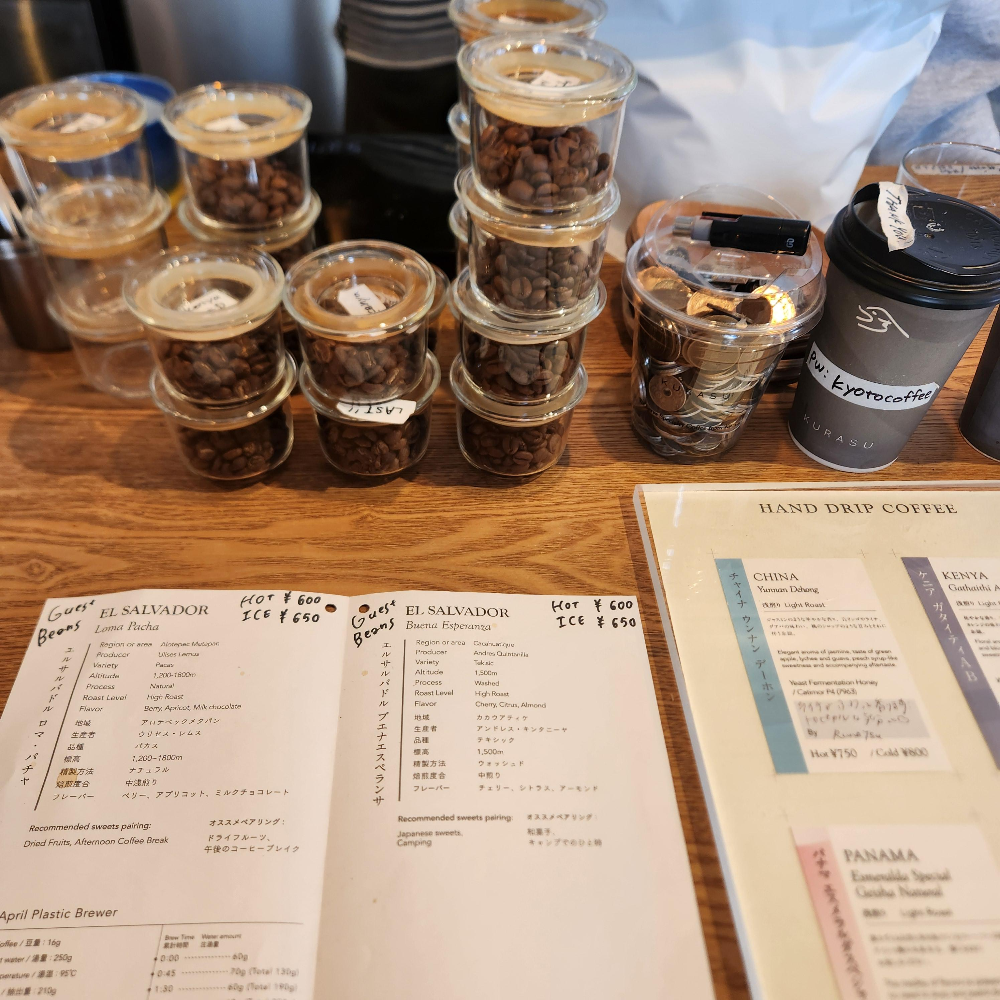 핸드드립용 원두와 메뉴판. 다양한 원두가 진열되어 있다.