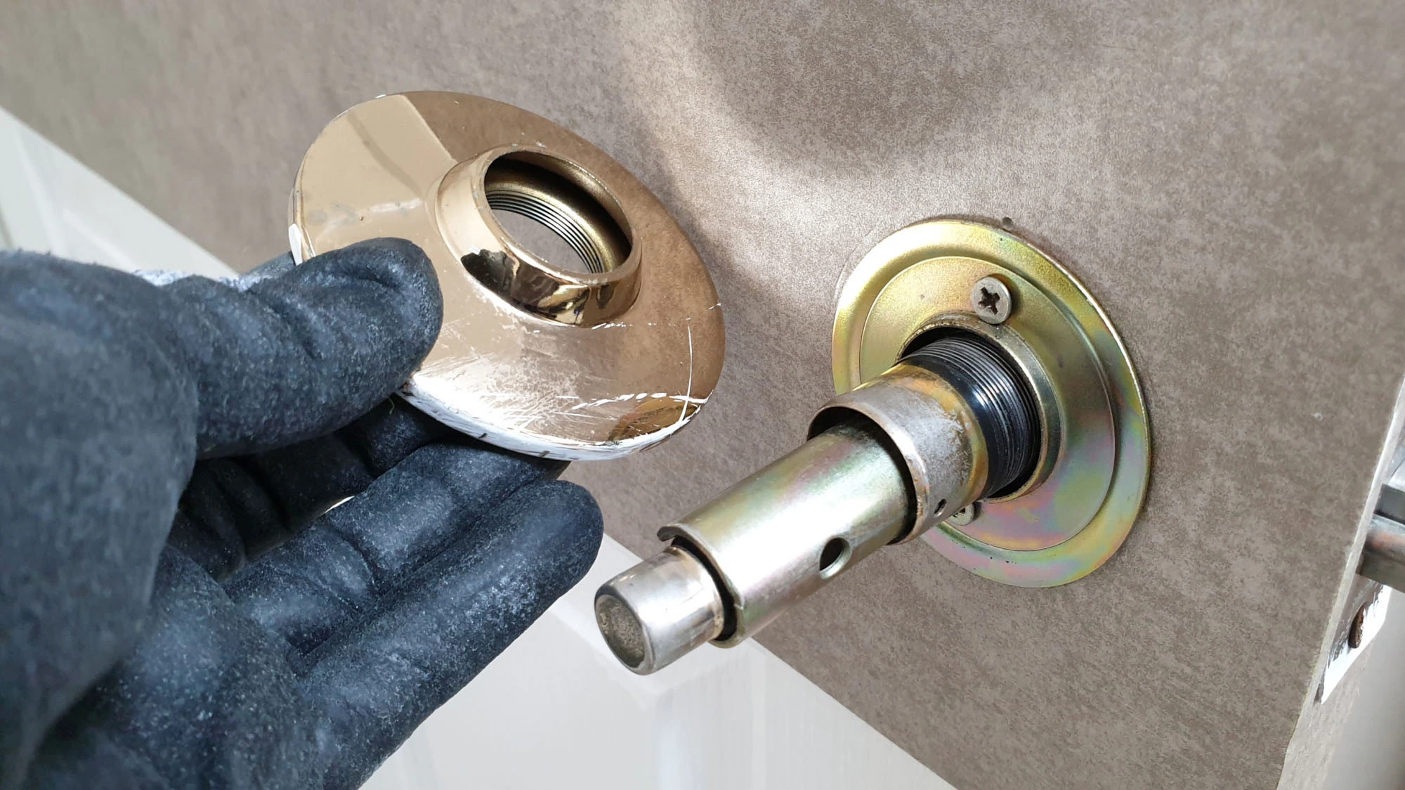 손잡이 커버 열린 모습