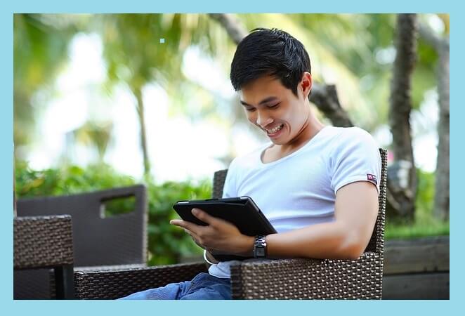 패드-채팅하며-웃는-남자