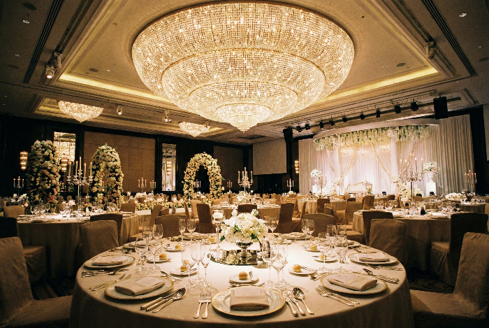 높은 축의금 기준을 형성하는 고급 호텔 베뉴의 화려한 내부.