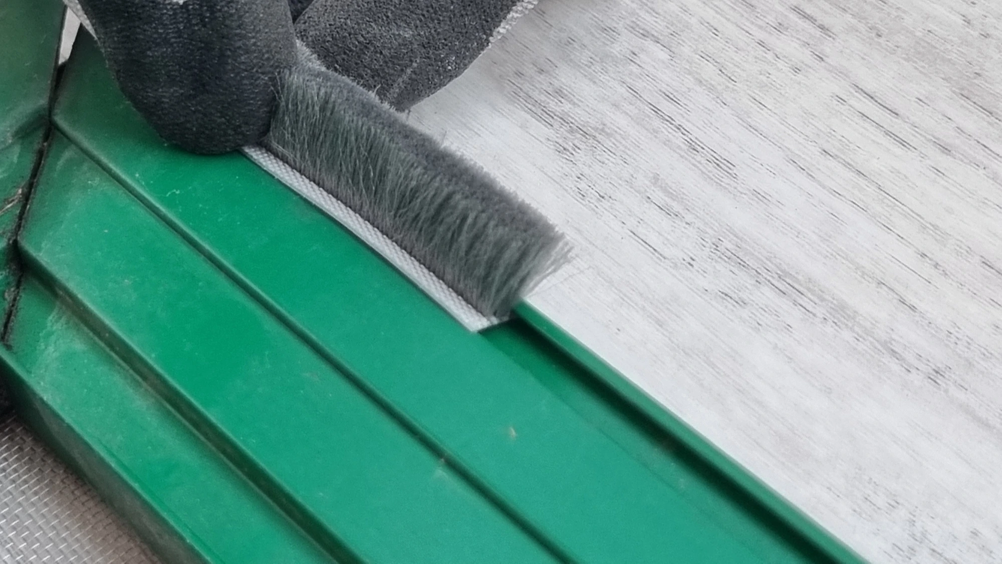 방충망 털 끼우는 모습